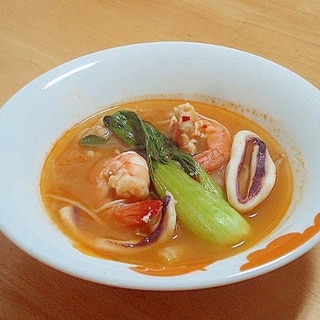 残ったキムチ鍋でトムヤムクン風スープ